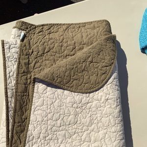 Twin reversible quilt